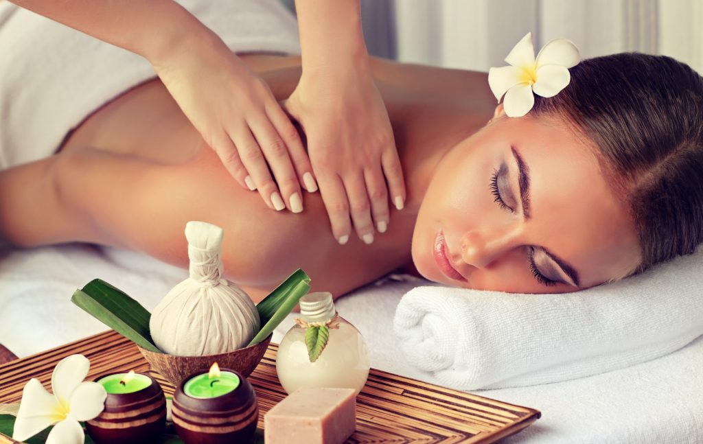 Image d'une femme se faisant masser