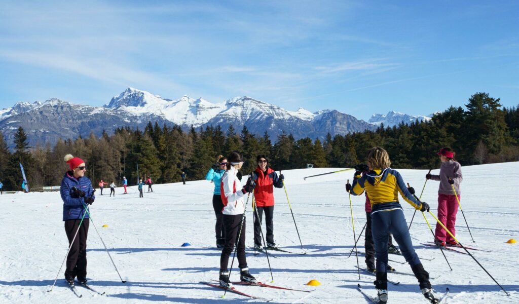 Photo d'une ancienne édition de Gap Bayard au Féminin où l'on voit des femmes qui skient