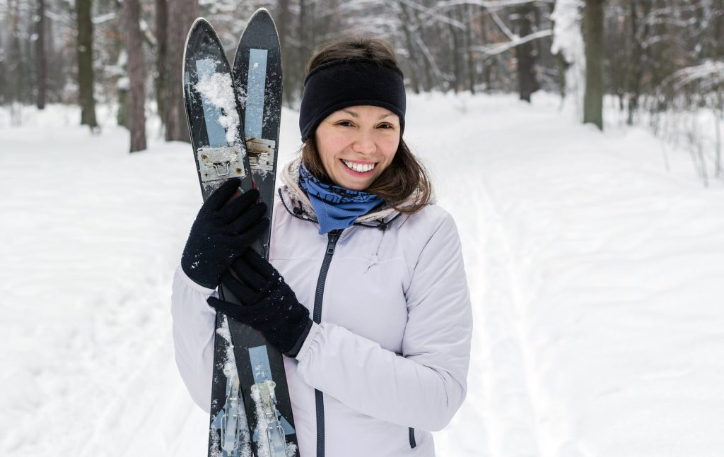 Photo d'une femme avec des skis